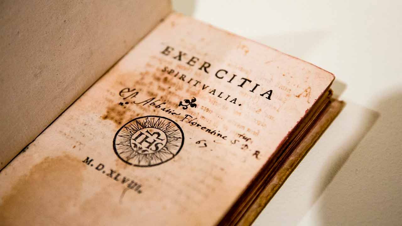 Fotografía: El libro de los Ejercicios Espirituales de San Ignacio de Loyola